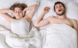 O ronco é mais comum em homens ou mulheres